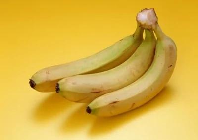 香蕉幾乎含有所有的維生素和礦物質，可有效預防腸癌。而一根凈重約100克的香蕉熱量大約相當是一餐白飯的一半或以下而已。（資料照）