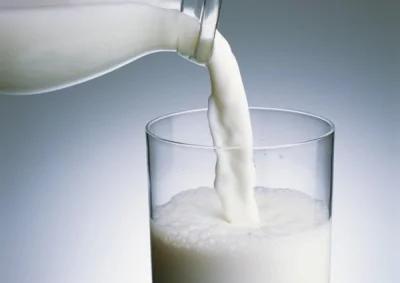 牛奶的色胺酸含量高，有助大腦製造血清素，而且還可以補充身體里的鈣質。（資料照）