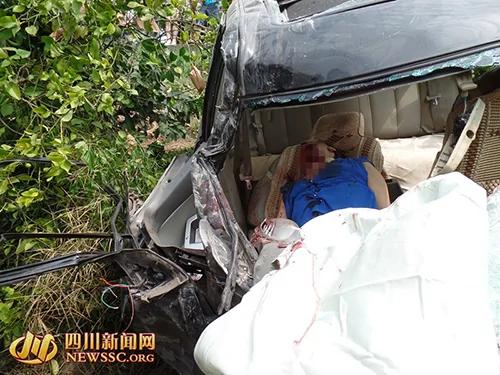 国道319岳新段发生车祸女子未系安全带被“割喉”