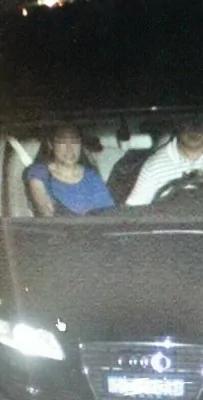 开奥迪的男子遭爆料常带不一样的女子,他开名车、有房子,遭质疑为何政府工作人员会有这么多钱。(图撷取自财经网)