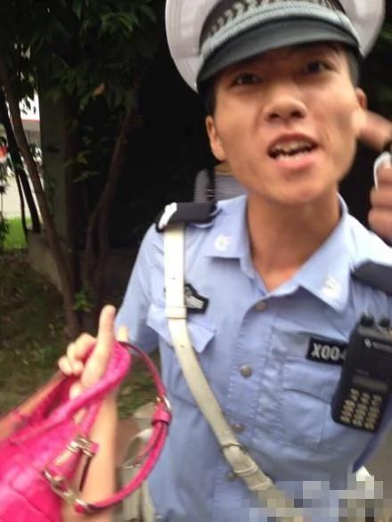 四川协警与市民起争执脱下制服欲打人