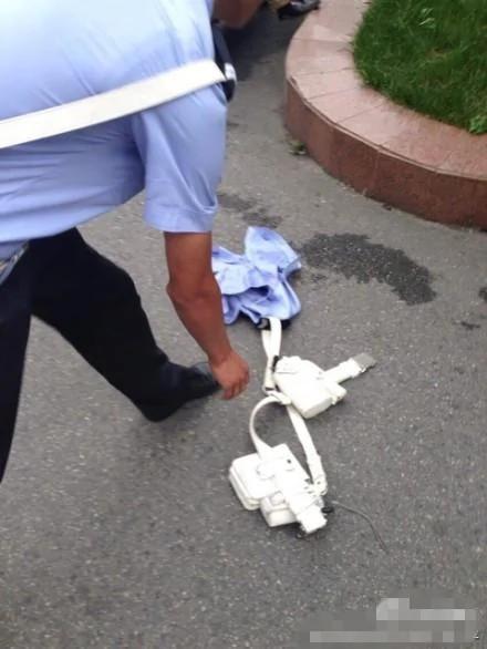 四川协警与市民起争执脱下制服欲打人