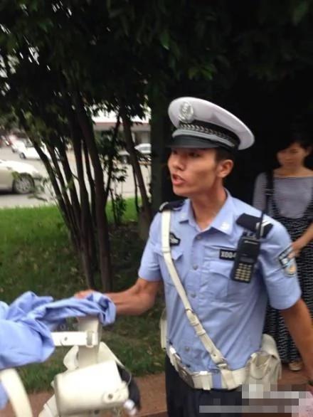 四川协警与市民起争执脱下制服欲打人