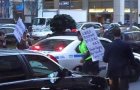 张高丽车队被截 在保镖帮助下仓皇离开 现场照片曝光 组图