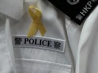 在Facebook“向真警察致敬”的网页上，一名疑似香港警方高级警司上载照片，在制服上结上支持占中的黄丝带