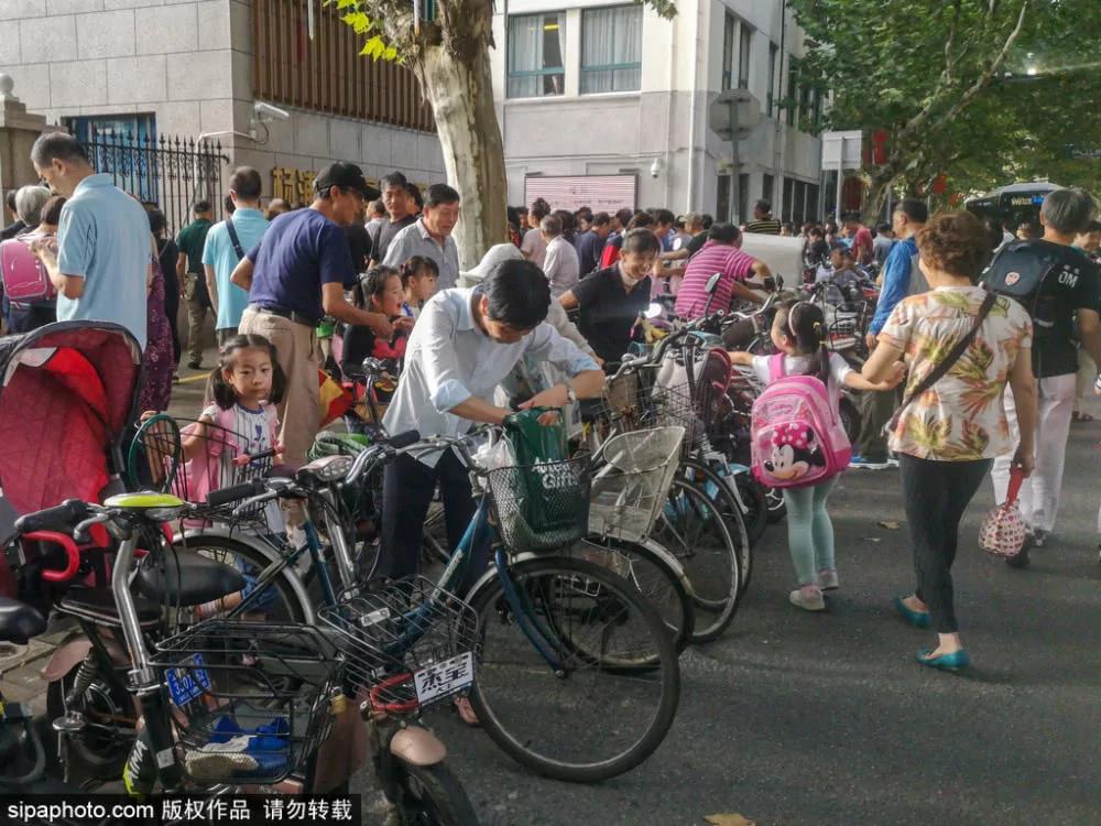 实拍上海小学放学 中国式接娃人山人海！