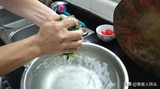 空心菜一個獨特的吃法 你試過嗎?出鍋翠綠又美味 比吃肉還香 8 20190412024338960