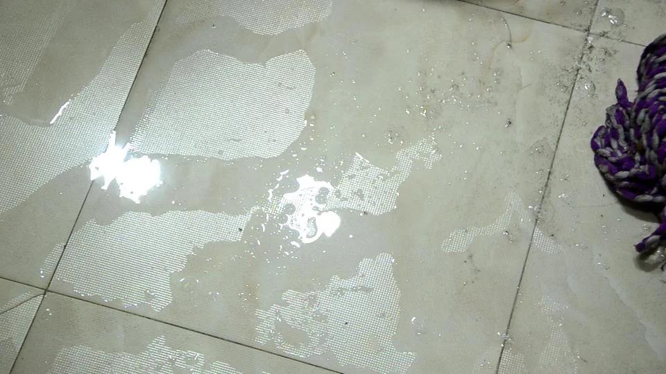清水拖地等於白拖！教你一招 地板乾淨不留灰 方法特別實用