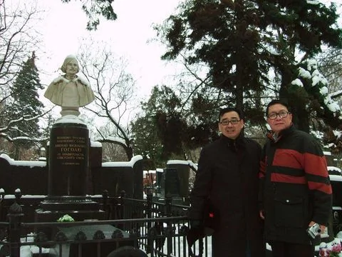 在叶利钦的墓前，我脱帽致敬/杨恒均
