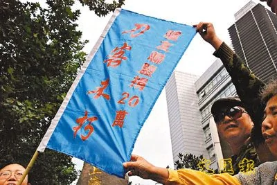 近千名市民身穿杨佳T恤云集上海法庭外：刀客不朽（组图）
