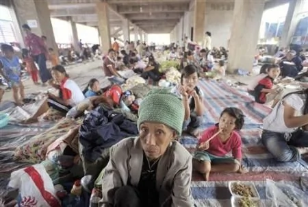 缅甸边民在避难场所内吃午饭