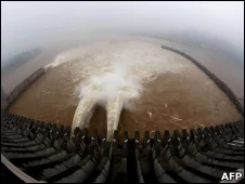 三峡大坝开启泄洪孔