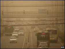 籠罩在沙塵暴中的北京能見度極差。