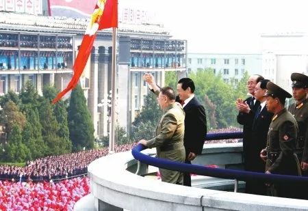 朝鲜举行万人大阅兵 金正日父子同台检阅