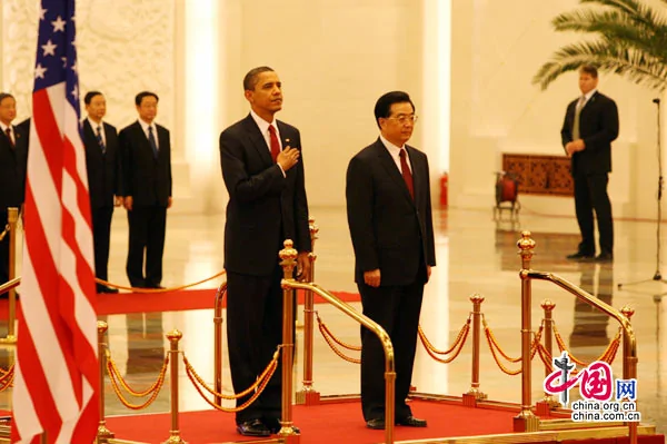 国家主席胡锦涛１７日上午在人民大会堂北大厅为美国总统奥巴马访华举行欢迎仪式。 徐讯摄影