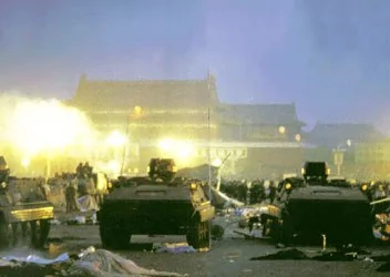 六月三日晚至四日凌晨，軍隊以機槍、坦克對付民眾，北京城內鬼哭神號。最後裝甲車衝進天安門廣場「清場」。誰說沒有死人？圖左下角是學生屍體。