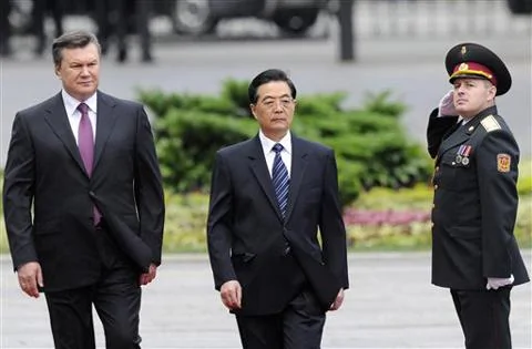 乌克兰总统亚努科维奇和中国国家主席胡锦涛6月20日在基辅检阅仪仗队