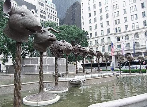 正在纽约市内展出的艾未未12生肖雕塑作品