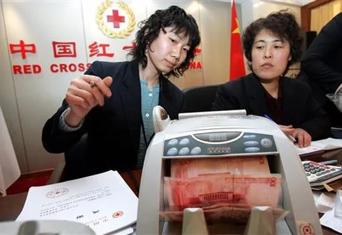 2005年中國紅十字會人員點算人們的捐款