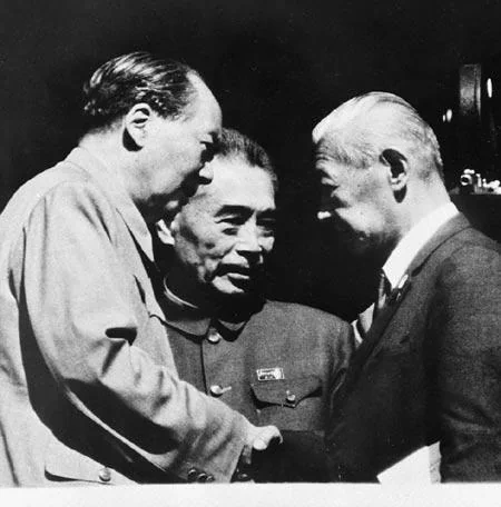 毛澤東、周恩來會見日本友人。毛澤東主席與周恩來總理於1970年10月1日在天安門城樓會見日中文化交流協會中島健藏理事長，並說「我們支持中島先生為了在日本的日中友好團體的團結所做出的努力。」　―1970年