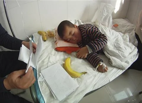 甘肅慶陽車禍中倖存的一名男孩躺在病床上
