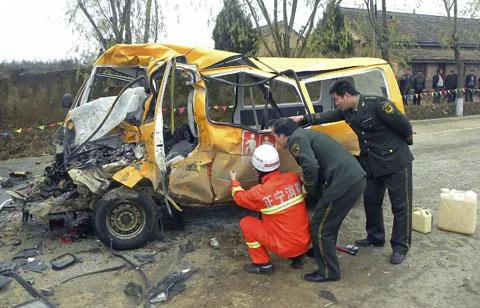 甘肅省慶陽市正寧縣的一輛擁擠校車11月16日發生特大交通事故，救援人員和警方正在檢查此校車。