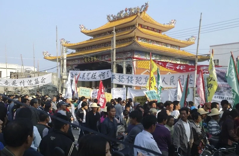 2011年12月15日，陆丰乌坎村民举行抗议游行。