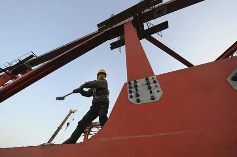 中國建造高鐵搞「大躍進」之後，隱患開始出現。圖為安徽合肥一名工人2011年1月4日在進行高鐵的高架橋施工