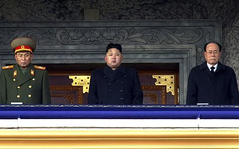 2011年12月29號，北韓新領導人金正恩(中)和其他高級官員在平壤廣場上出席全國紀念金正日儀式。