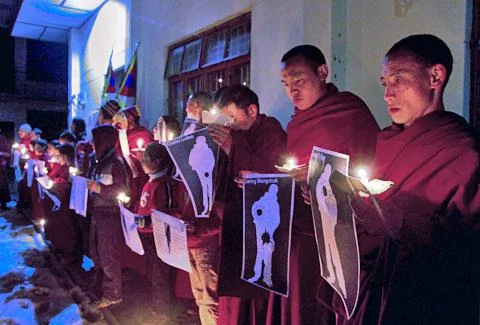藏族喇嘛1月25号在印度达兰萨拉纪念他们所说的被中国军队开枪打死的西藏人