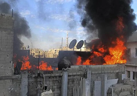 2月22號，敘利亞政府軍轟炸霍姆斯，一座房屋大火燃燒