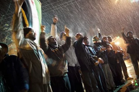 敘利亞自由軍的支持者2月29日在伊德利卜的郊外在大雪中集會，高呼反政府的口號