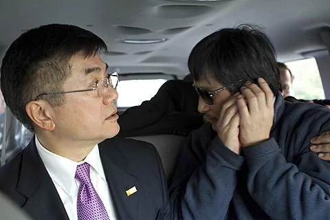 5月2号，中国盲人律师陈光诚和美国驻华大使骆家辉乘车离开美国大使馆前往医院，陈光诚在车上打电话。