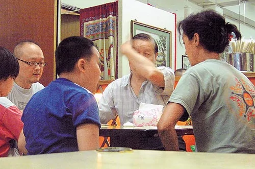 吴倩莲（右）婚前曾经回台跟家人在台北聚餐，席间素颜的她非常苍老，提早预习欧巴桑的身分。