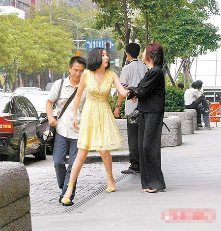 萧蔷（左二）昨匆匆离开记者餐会，剪短发的她跟友人道别时，不慎露出高凸前额及面条发。