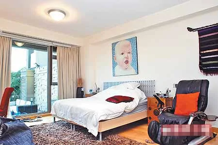 主臥室床頭的寶寶畫像，透露溫碧霞求子的渴望