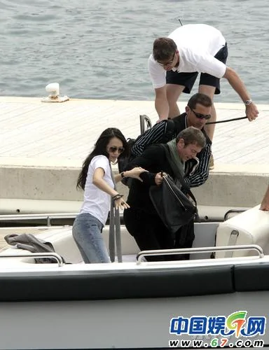 同在康城，章子怡被拍到與男友牽手坐快艇，心情大好