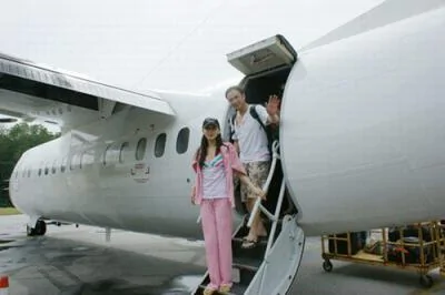 乘私人飛機抵達熱浪島。