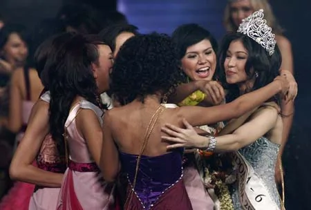 Winner of Miss Indonesia 2009 Kerenina Sunny Halim (R) celebrate with other participants after winning during the pageant’s final in Jakarta June 6, 2009. Thirty-three contestants from 33 provinces in Indonesia took part in the pageant. 