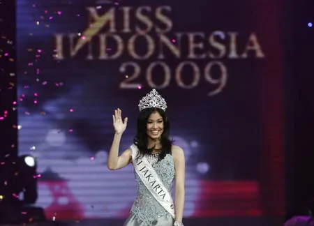 Winner of Miss Indonesia 2009 Kerenina Sunny Halim waves during the pageant’s final in Jakarta June 6, 2009. Thirty-three contestants from 33 provinces in Indonesia took part in the pageant.
