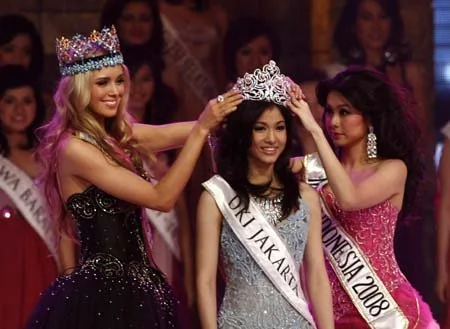 Miss World 2008 Ksenia Sukhinova (L) of Russia and Miss Indonesia 2008 Sandra Angelia (R) crown the winner of Miss Indonesia 2009 Kerenina Sunny Halim