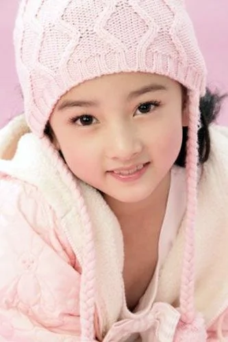 11岁女孩貌美惊人 气质神态酷似刘亦菲