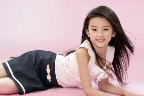 11岁女孩貌美惊人 气质神态酷似刘亦菲