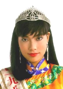 1988年港姐季军张郁蕾

 

本年度选出了最美丽的港姐李嘉欣，可能李嘉欣气场太强大，所以季军得主看上去像个男生。
