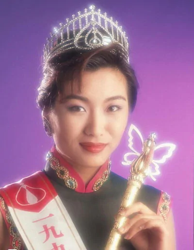 1993年冠军莫可欣

 

 其实莫可欣参选港姐时还谈不上雷人，难得的是其她港姐在电视台至少是越呆越有星味，唯有莫可欣，越呆越雷人。