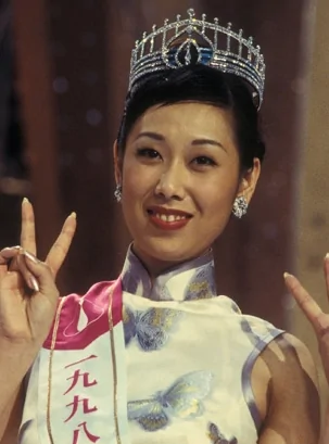 1998亚军赵翠仪

 

今年有位参选港姐因为丑而被网民热捧为大热门，以此来看港姐的笑话，赵翠仪，堪称是今年那们热门佳丽的翻版。