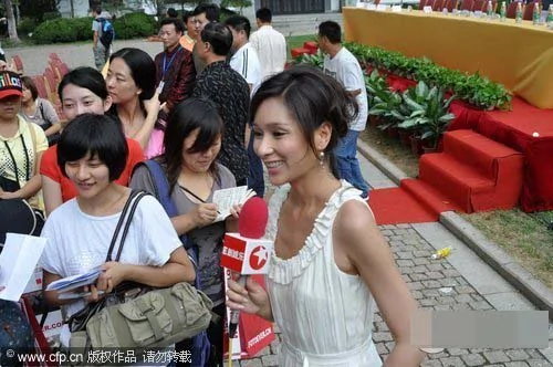 2009年10月6日，上海，日前，三十集电视连续剧《神秘女谍》在上海车墩影视城举行了隆重的开机仪式。由于该片的演员阵容只有杨恭如还算的上是关注度较高的，所以媒体采访的焦点就全部集中在了这位“花瓶”演员身上。在采访的过程中，游客也好奇的围了上来，拿出手机拍摄这位外貌出众的演员。而采访结束后，杨恭如也没有多停留片刻，马上在其母亲与剧组工作人员的保护下离开。此时游客也围了上来，要拍照签名，还有的甚至硬是挤到杨恭如边上拍照。杨恭如身边的工作人员急忙挡驾。就在这混乱的场面下，杨恭如好不容易的上了车离开。