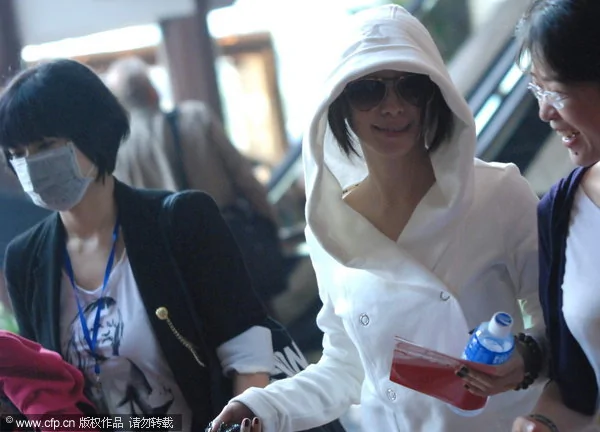 2009年10月20日讯，上海，徐若瑄日前现身某酒店。徐若瑄身着白色连帽衫，戴着超大蛤蟆镜，把自己遮起来与工作人员谈笑风生。