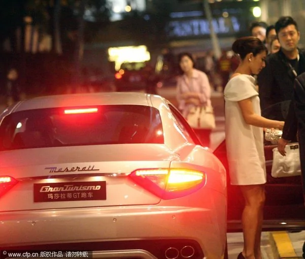 2009年11月2日訊，上海，近日，郭晶晶穿著華麗服飾，走出酒店眾人護送其坐上近200萬德瑪莎拉蒂跑車，氣勢強勁逼人。