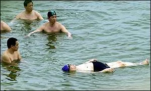 酷愛游泳的中國領導人：江澤民游泳有多少陪泳保鏢(多圖)